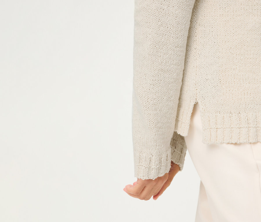 Gros plan d'une personne portant un cardigan en lin Olsen sur fond blanc.