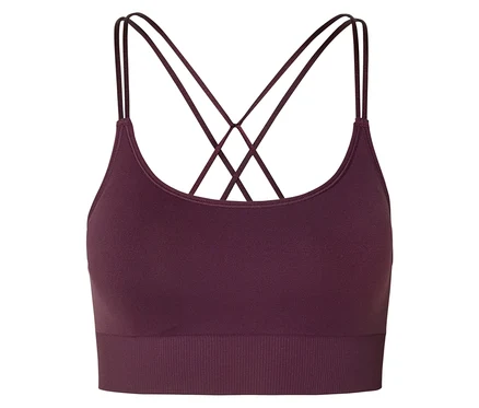 Gros plan d'une brassière de sport bordeaux avec des bretelles croisées sur fond blanc.