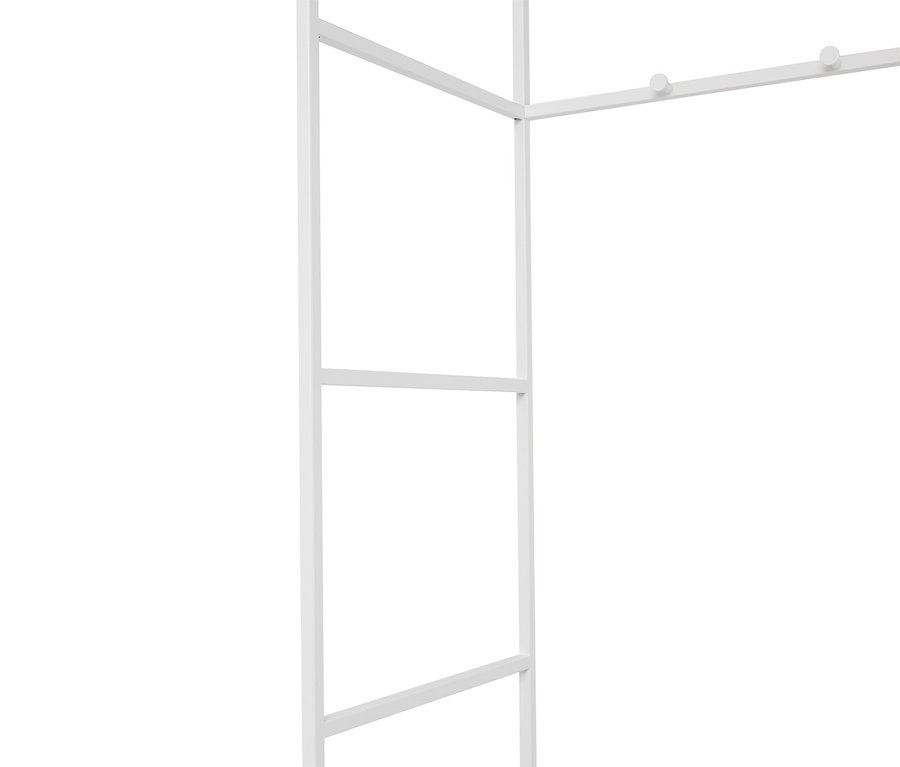 Gros plan sur une étagère métallique blanche avec une barre à crochets.