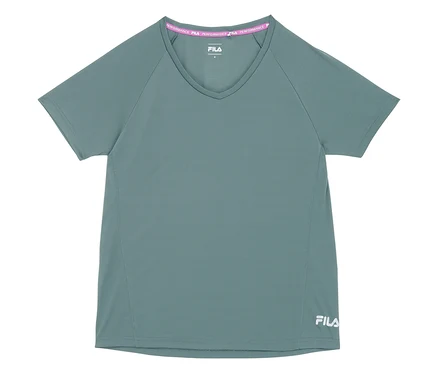 Un t-shirt de sport FILA vert pour femme posé sur un fond blanc.