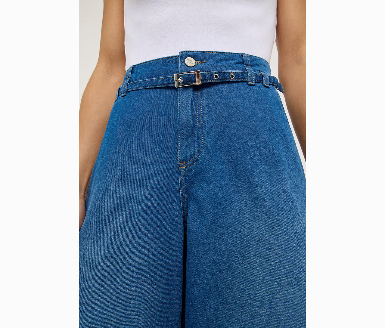 Gros plan d'une femme portant un jean Angels Denim « Liva » Sleek Wide Leg.