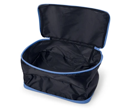 Sac de voyage noir ouvert et vide avec une fermeture éclair bleue sur fond blanc.