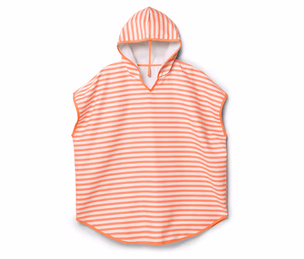 Poncho à capuche rayé corail et blanc.