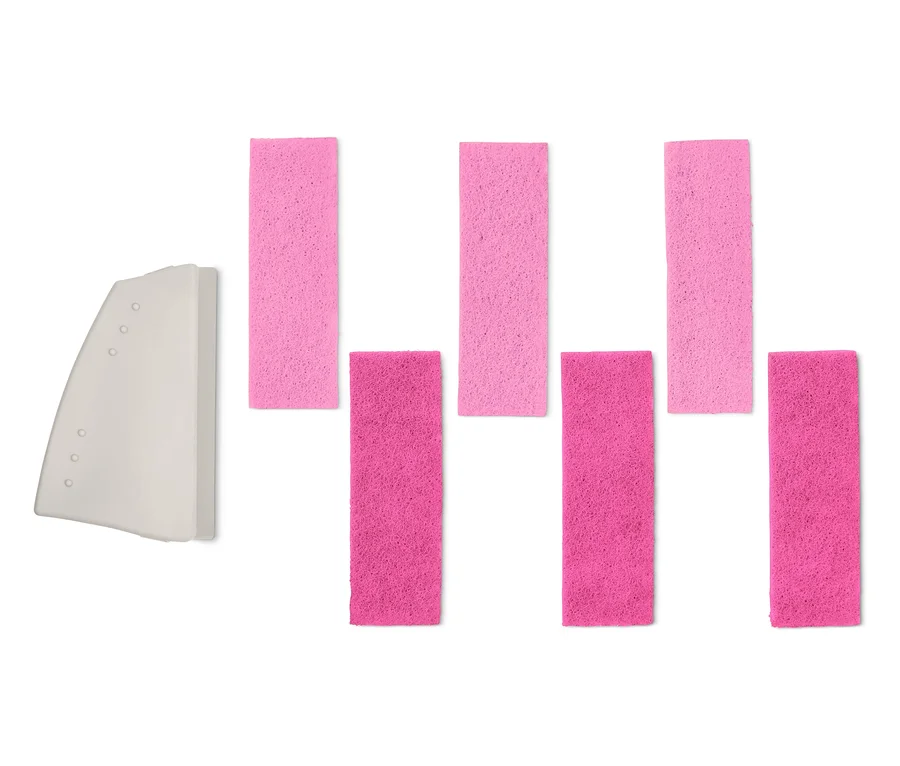 Six éponges rectangulaires roses sont alignées, ainsi qu'un applicateur triangulaire avec des trous.