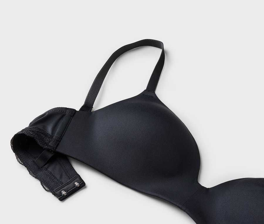 Soutien-gorge noir avec bretelle réglable et bordure en dentelle sur la fermeture.