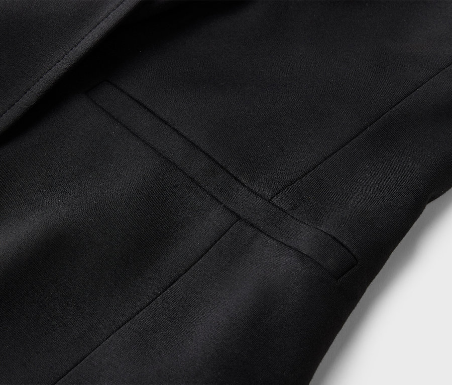 Gros plan sur une veste noire avec une poche de poitrine suggérée.