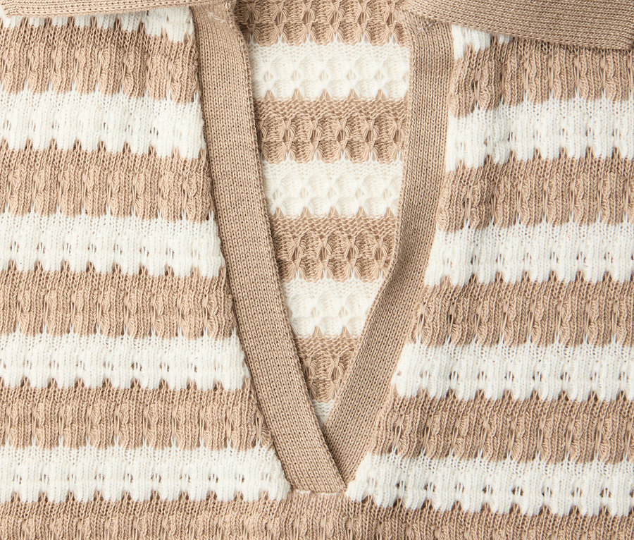 Gros plan sur le pull en maille Street One à rayures beiges et blanches avec col.