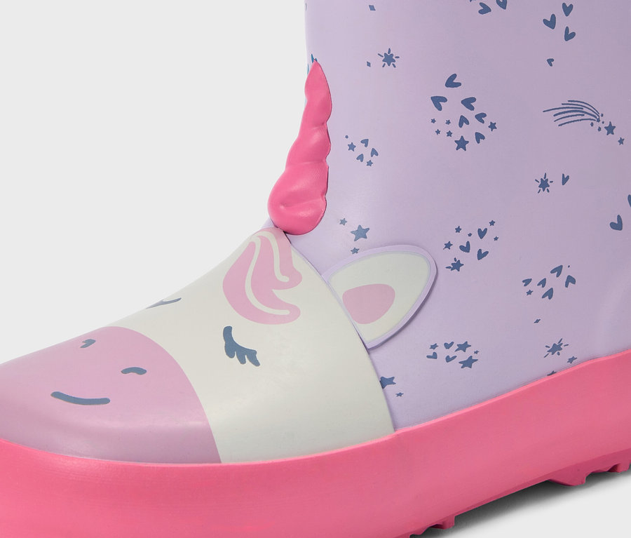 Gros plan sur une botte de pluie violette pour enfant avec un motif de licorne et une semelle rose.