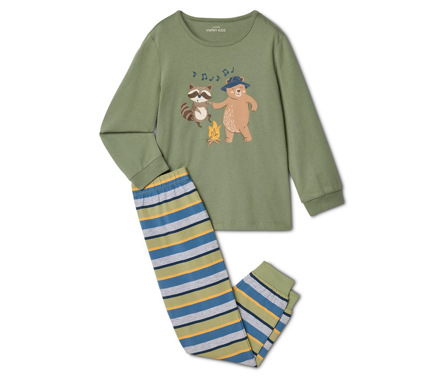 Ensemble de pyjama pour enfant posé, comprenant un haut vert olive avec un motif d'ours et de raton laveur et un pantalon rayé.