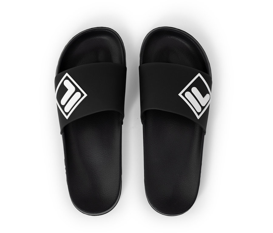 Une paire de mules FILA Lugo noires pour homme avec des logos blancs sur les brides, vues de dessus sur un fond blanc.
