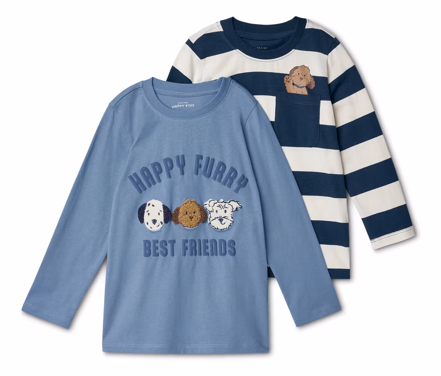 Deux t-shirts à manches longues pour enfants : un bleu avec des motifs de chiens et un rayé avec un chien dans la poche.