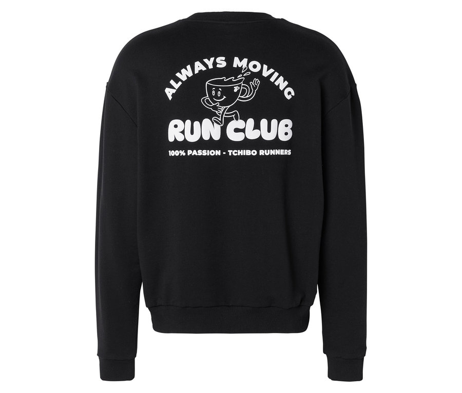 Sweatshirt noir avec un imprimé blanc au dos: « ALWAYS MOVING », une tasse de café qui court, « RUN CLUB » et « 100% PASSION - TCHIBO RUNNERS ».