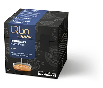 Une boîte de capsules de café Qbo by Tchibo Espresso Indian Kaveri avec une tasse d'espresso sur fond blanc.