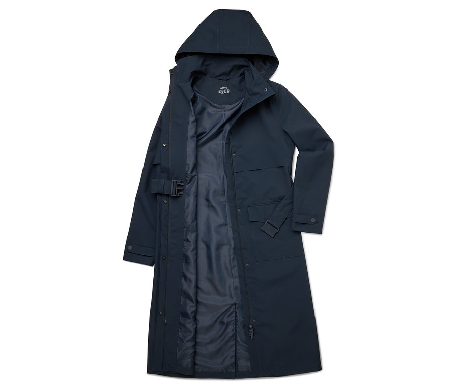Veste longue bleu marine ouverte avec capuche, ceinture et poches, posée sur un fond blanc.