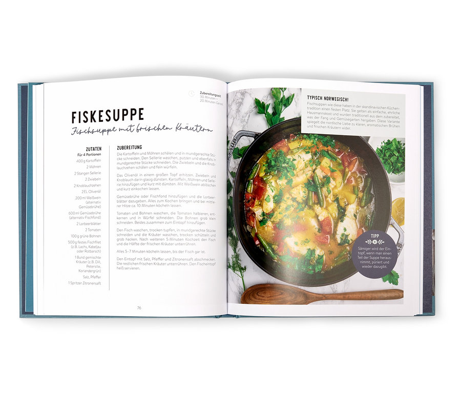 Livre de cuisine ouvert avec une recette de soupe de poisson aux herbes fraîches sur la gauche et une casserole de soupe de poisson finie sur la droite.
