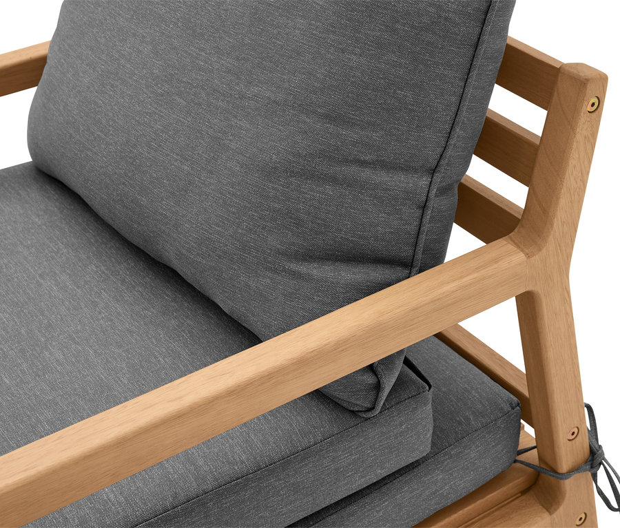 Gros plan d'un fauteuil de jardin extensible avec des coussins gris et un cadre en bois clair.