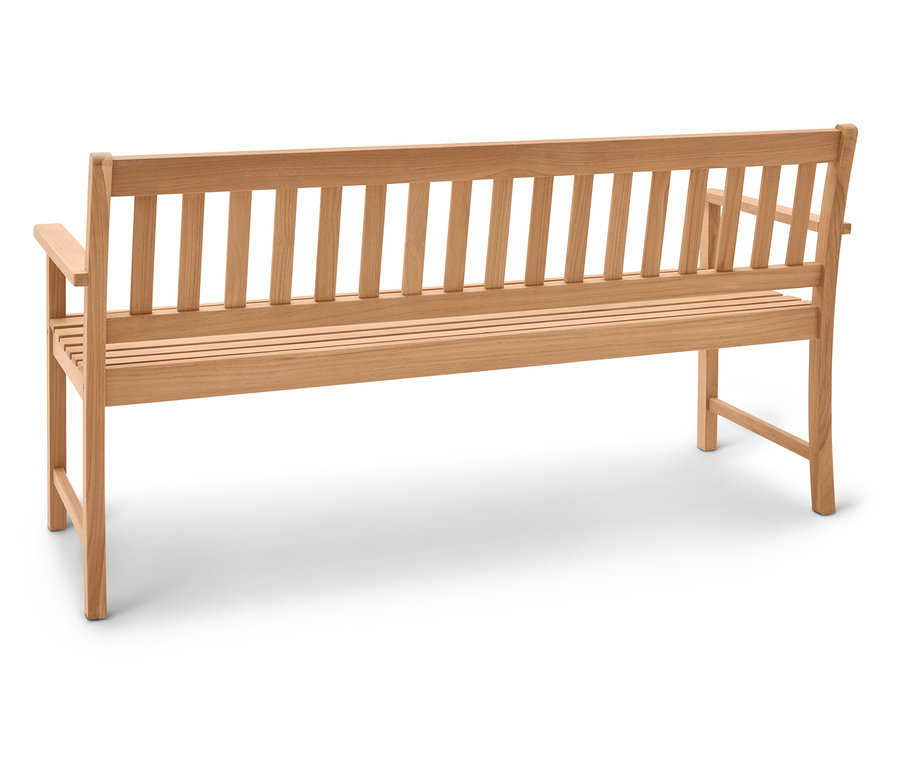 Un banc de jardin en bois avec accoudoirs se dresse sur un fond blanc.
