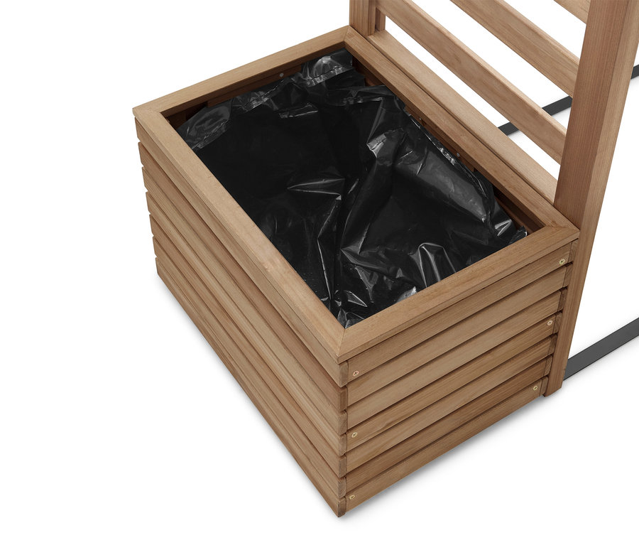 Gros plan d'une jardinière en bois avec un insert en plastique noir.