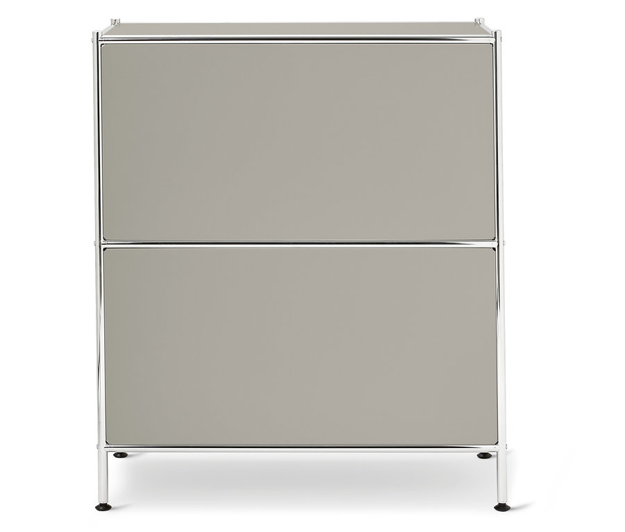 Une armoire grise à deux compartiments avec un cadre chromé se dresse sur un fond blanc.