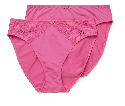 Deux culottes roses superposées, celle du dessus ayant une bordure en dentelle florale.