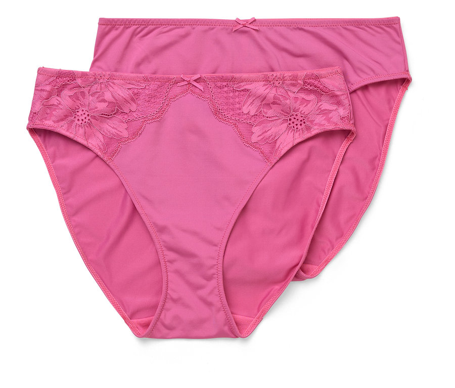 Deux culottes roses superposées, celle du dessus ayant une bordure en dentelle florale.