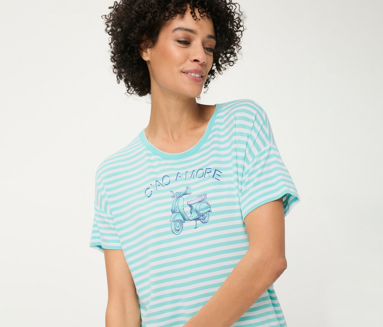 Femme portant un T-shirt Olsen rayé avec un motif de scooter bleu clair et le texte « CIAO AMORE ».
