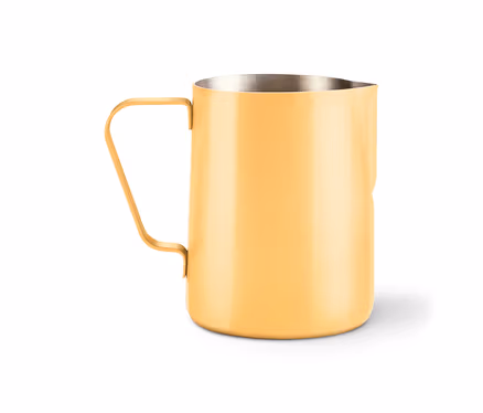 Pot à lait jaune en métal avec poignée et bec verseur sur fond blanc.