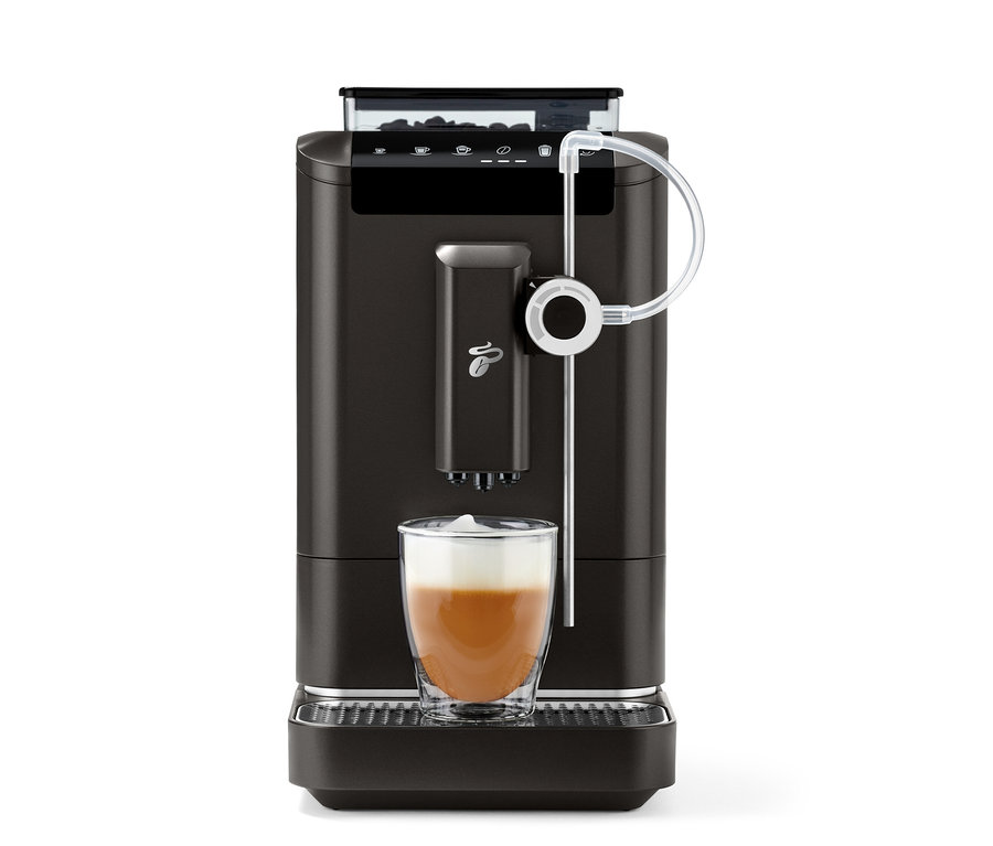 Machine à café noire « Esperto 2 Milk » Granite Black avec un verre de café en couches et de mousse de lait sur le plateau égouttoir.