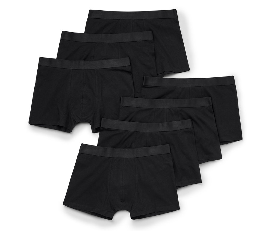 Six boxers noirs avec une ceinture élastique noire, disposés en éventail sur un fond blanc.