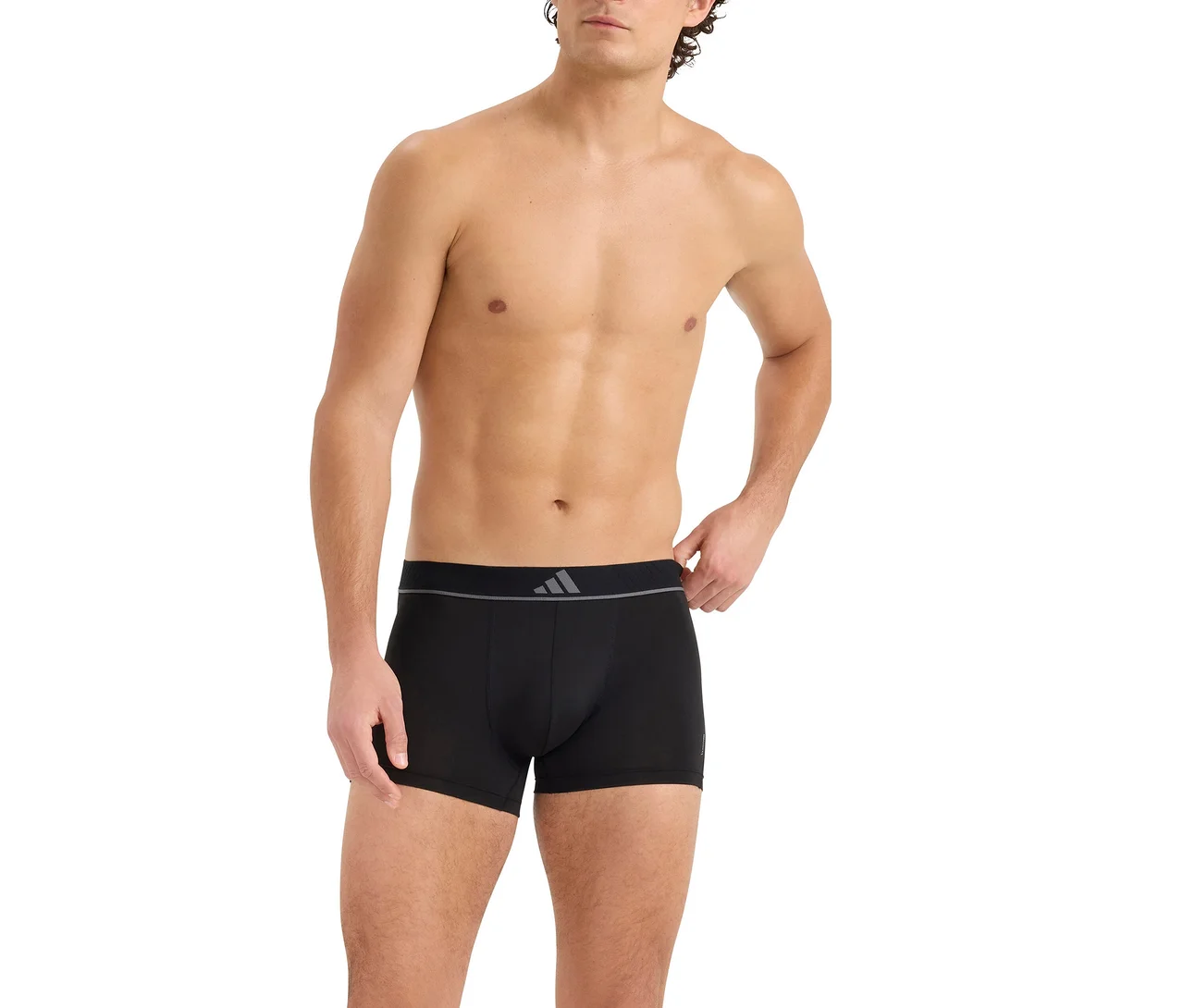 Homme torse nu en boxer noir avec une ceinture grise à logo trois bandes. Sa main droite est sur la ceinture.
