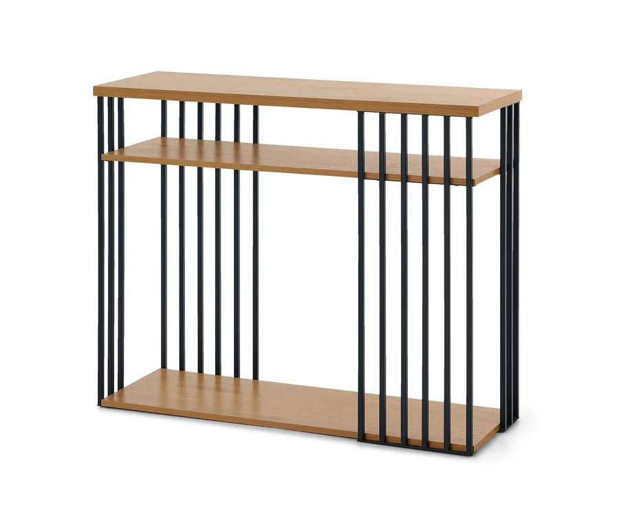 Console étroite avec trois étagères en bois clair soutenues par un cadre en tiges de métal noir.