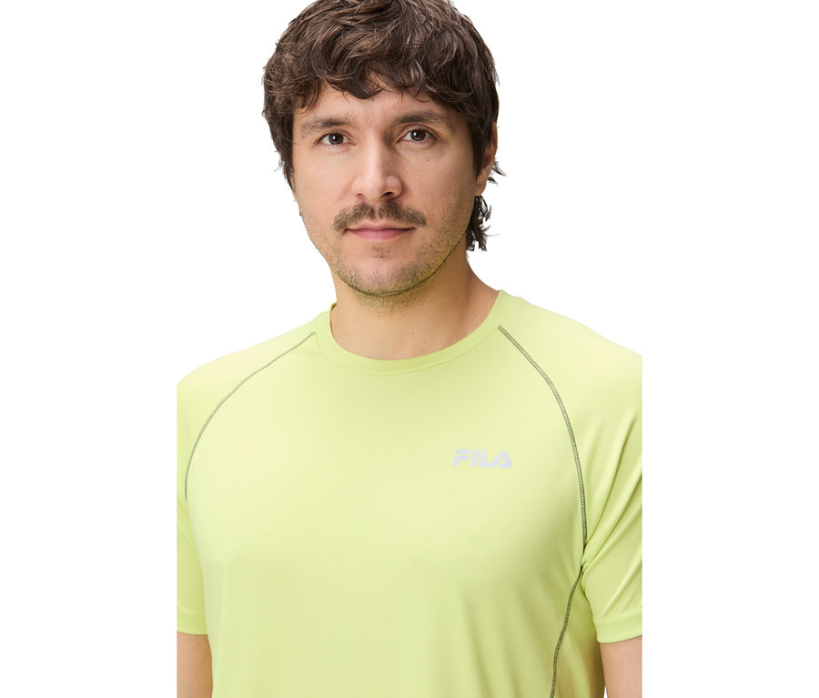 Homme portant un T-shirt technique pour homme FILA vert lime avec des coutures foncées et le logo FILA sur la poitrine.