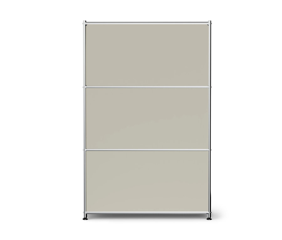 Un paravent rectangulaire haut avec trois panneaux beige clair et un cadre en métal argenté sur fond blanc.