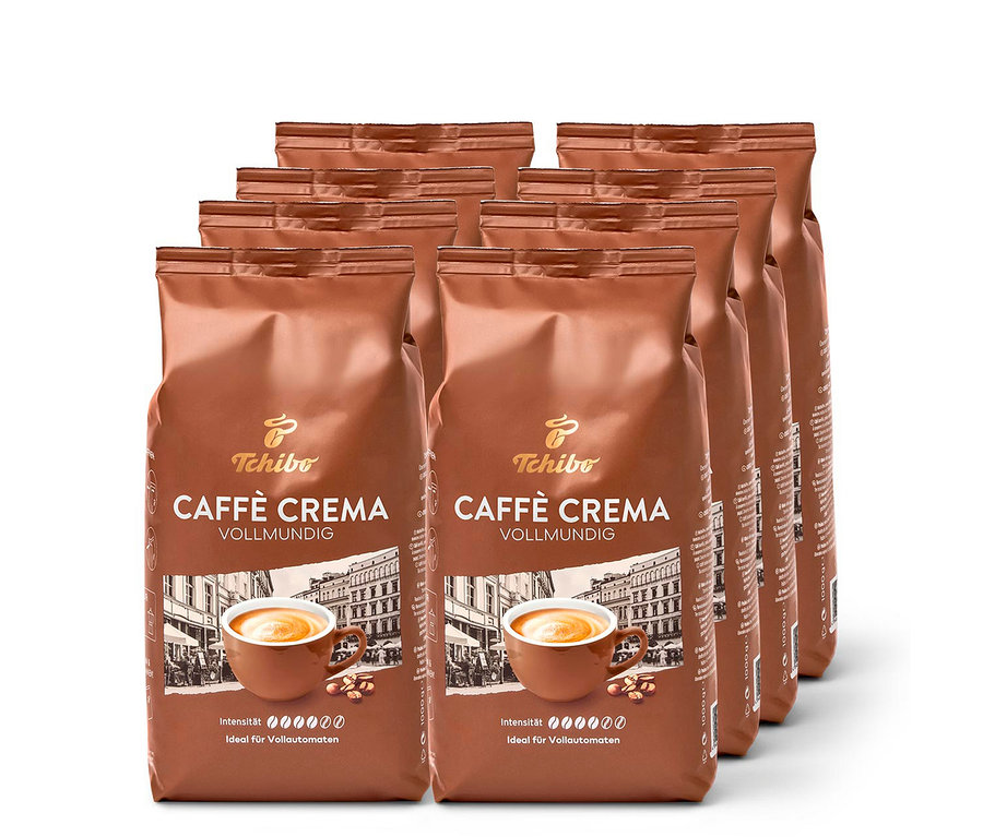 Sept paquets de Caffè Crema Vollmundig (intense) en grains – 8x 1 kg de Tchibo sont disposés en demi-cercle.