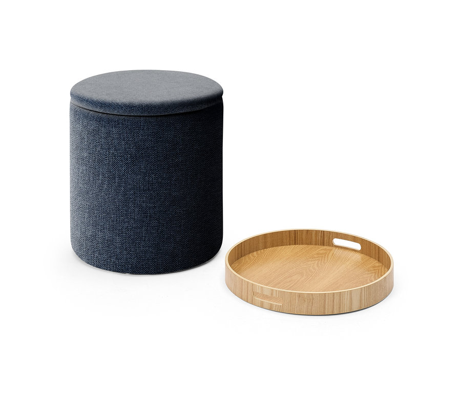 Pouf cylindrique bleu foncé avec couvercle à côté d'un plateau rond en bois clair avec poignées, sur fond blanc.