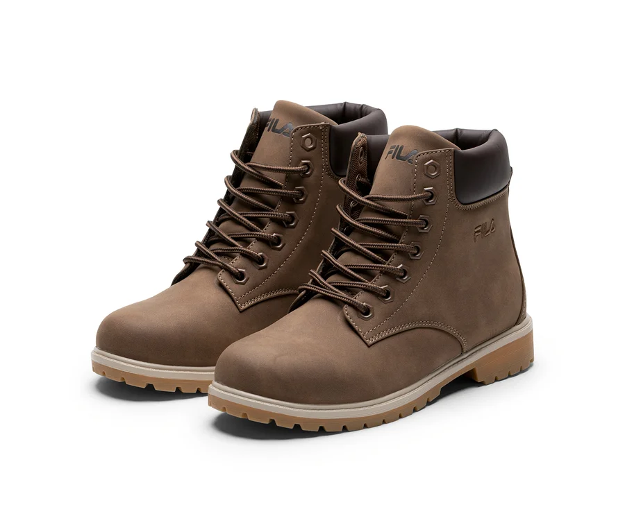 Deux bottes FILA Maverick pour femme marron avec des lacets marron foncé, des cols rembourrés et des semelles beige clair.