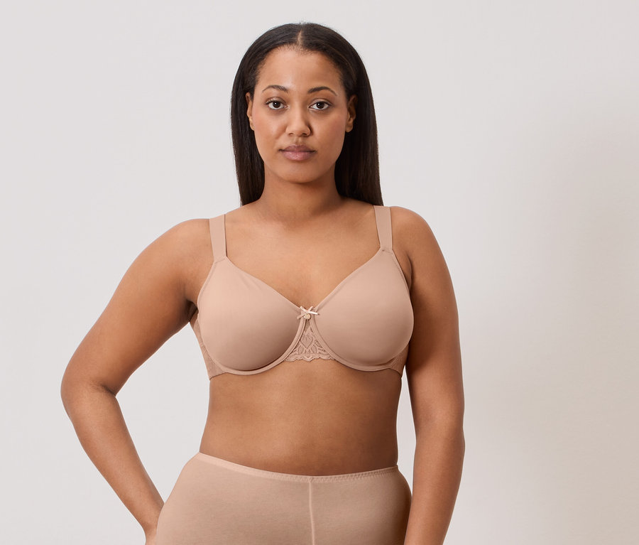 Femme portant un soutien-gorge beige à armatures et une culotte assortie