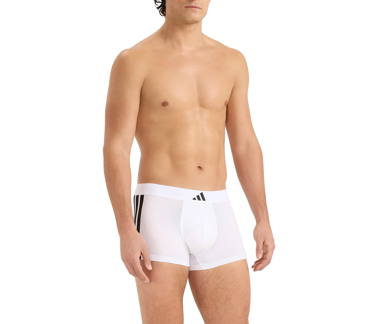 Torse d'un homme portant un boxer blanc avec des rayures noires sur le côté et un logo Adidas noir sur la ceinture.