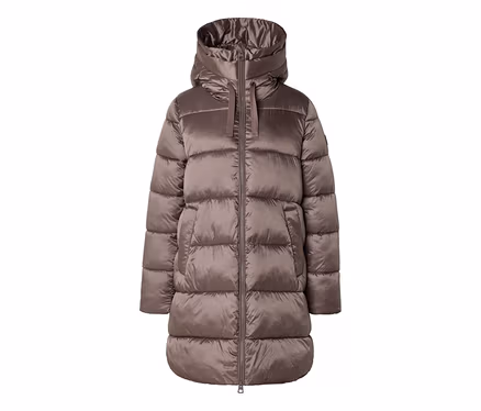 Un long manteau doudoune marron brillant avec un col montant et une capuche, zippé, avec des surpiqûres horizontales et deux poches latérales.