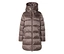Un long manteau doudoune marron brillant avec un col montant et une capuche, zippé, avec des surpiqûres horizontales et deux poches latérales.