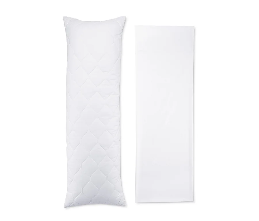 Un coussin pour dormir sur le côté et une taie d'oreiller blanche sont placés l'un à côté de l'autre sur un fond blanc.