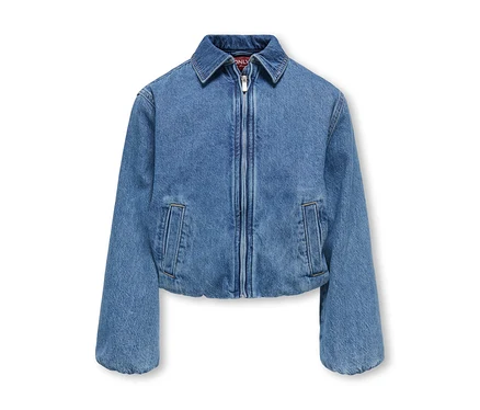 Une veste en jean bleue avec un col, une fermeture éclair et deux poches avant, sur fond blanc.