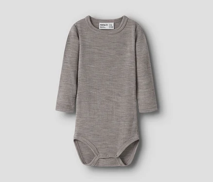 Body bébé gris côtelé à manches longues et col rond, avec des boutons-pression à l'entrejambe.