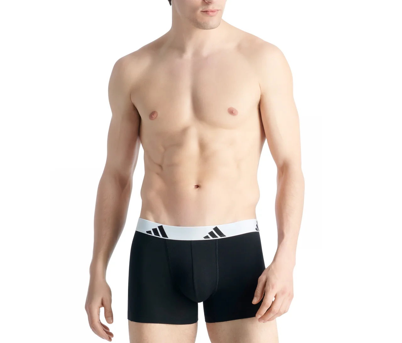 Un homme torse nu porte un boxer noir adidas Active Flex en coton avec une ceinture blanche et le logo adidas.