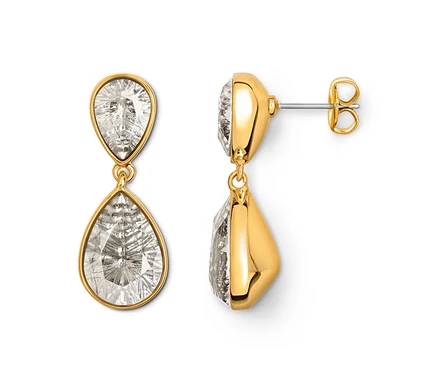 Boucles d'oreilles avec monture dorée et pierres transparentes en forme de larme.