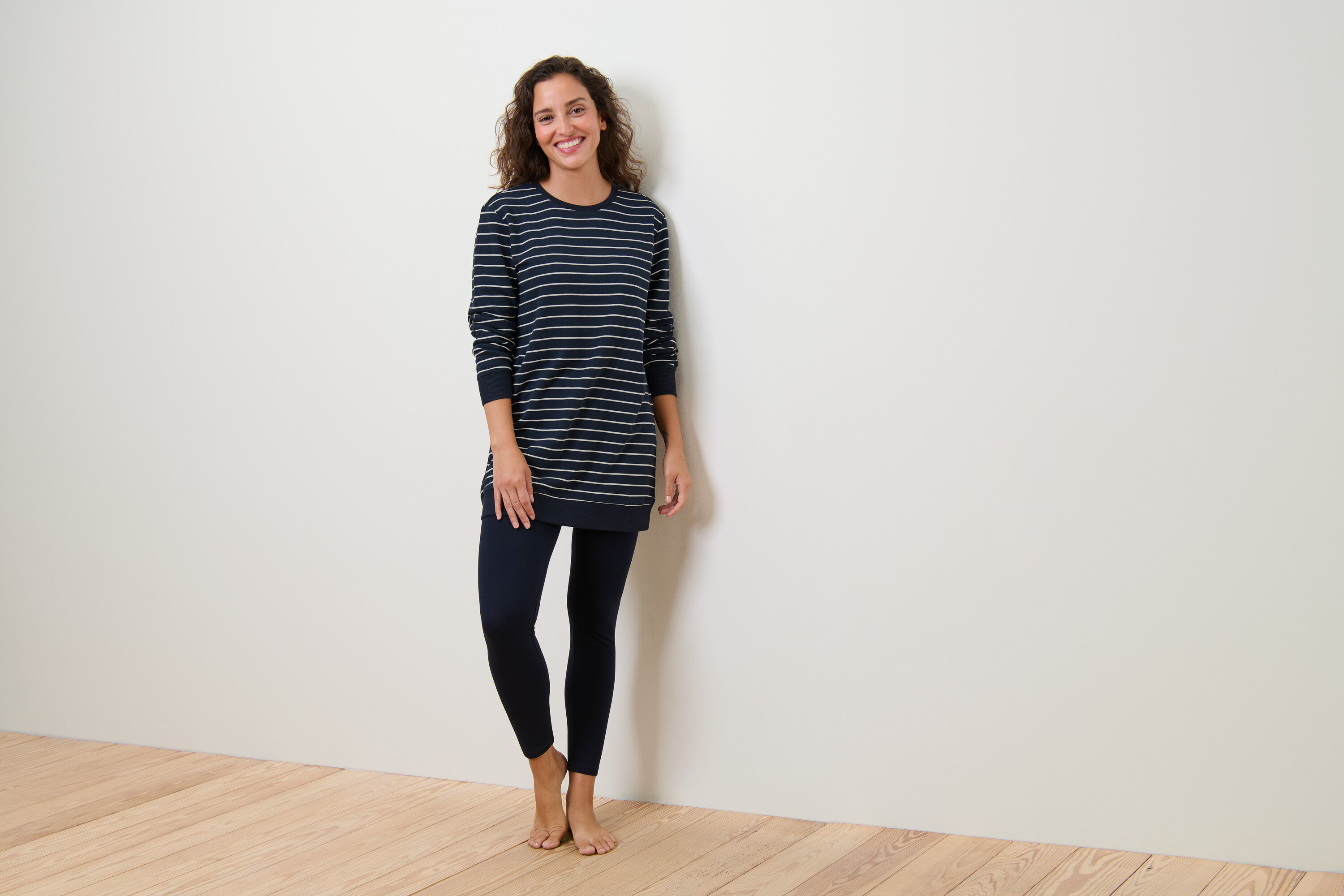 Femme portant un pyjama avec legging.