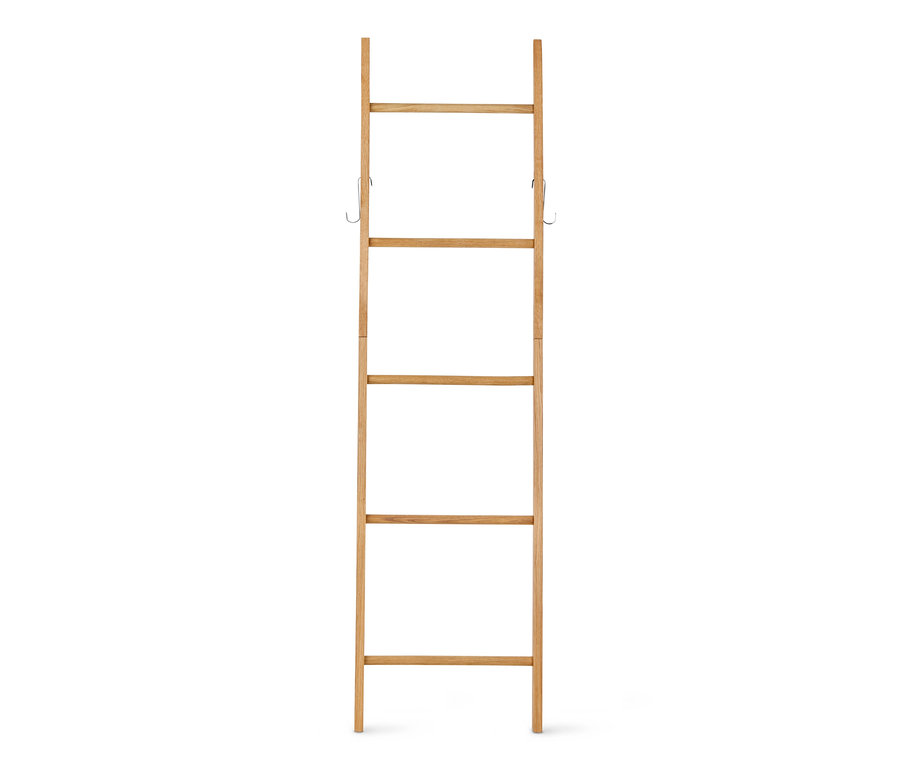 Une étagère échelle en chêne avec cinq barreaux et deux crochets.