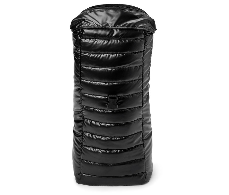 Un sac à dos noir matelassé avec une surface brillante et une fermeture éclair.