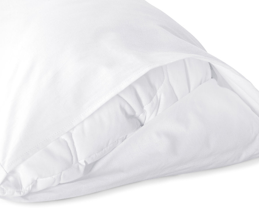 Gros plan d'un coussin latéral blanc.