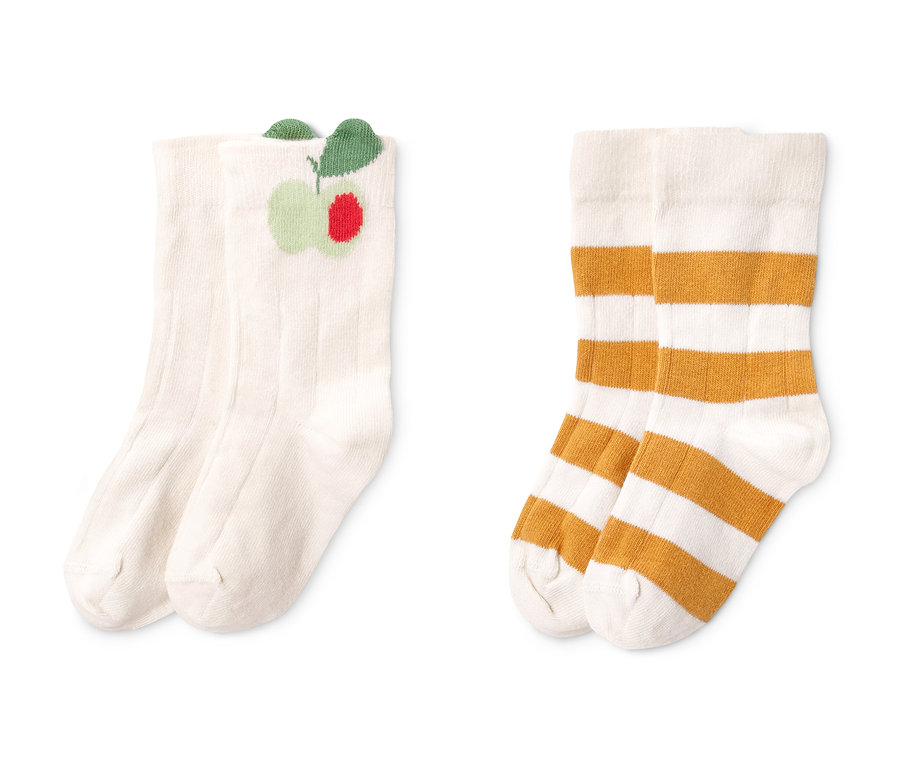 Deux paires de grandes chaussettes pour bébé : une paire couleur crème avec un motif de pomme, une paire couleur crème avec des rayures marron.